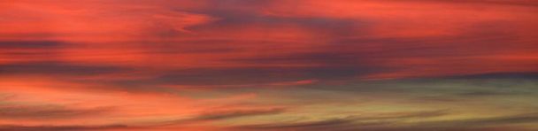 Чисте блакитне небо зі світяться рожевими і золотими хмарами після шторму. Драматичний хмарний пейзаж заходу сонця. Концептуальне мистецтво, метеорологія, рай, надія, мир. Графічні ресурси, мальовничі панорамні пейзажі
 - Фото, зображення
