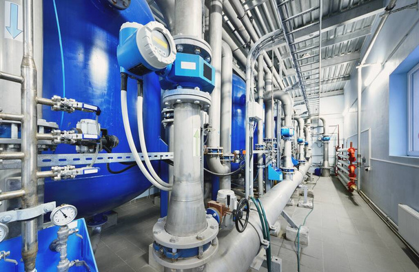 Grands réservoirs bleus dans une chaufferie industrielle de traitement des eaux de la ville. Perspective grand angle. Technologie, chimie, chauffage, sécurité au travail, approvisionnement, infrastructure - Photo, image