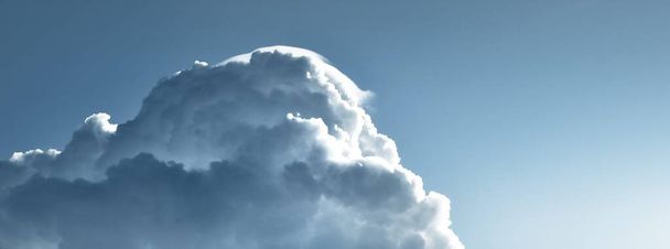 Paisaje nublado de tormenta épica. Nubes cúmulos de puesta de sol ornamentales blancas. Luz solar suave, rayos de sol. Cielo azul claro. Patrón natural, textura, fondo, fondo de pantalla, 3D, recursos gráficos, diseño, espacio de copia - Foto, Imagen