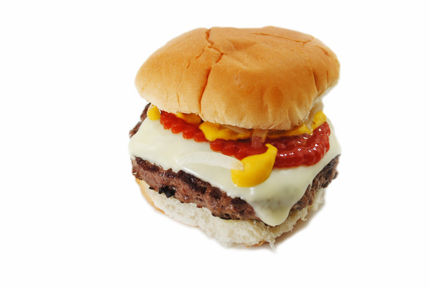 Délicieux burger de boeuf au fromage et aux condiments
 - Photo, image