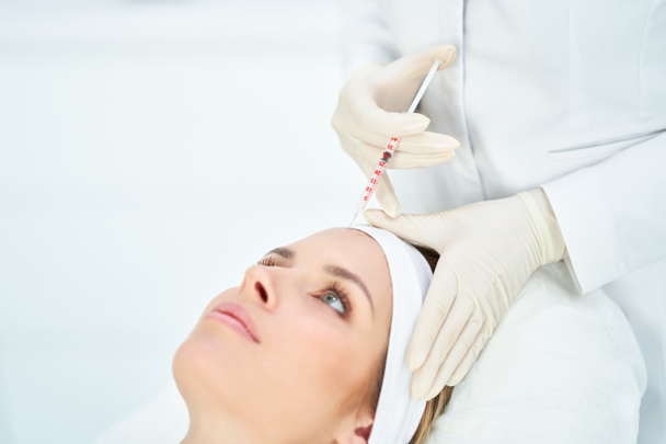 Eine Szene der medizinischen Kosmetologie Behandlungen Botox-Injektion. - Foto, Bild