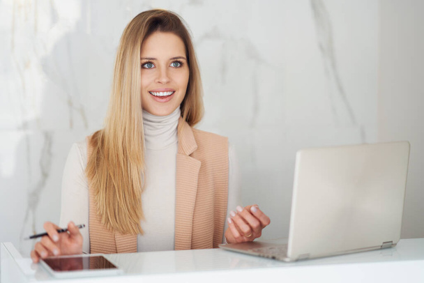 Young nice receptionist woman in salon spa or hotel - Valokuva, kuva