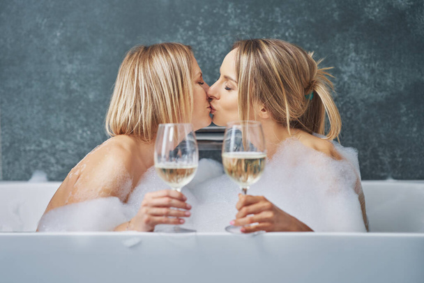 Dos chicas o pareja en el baño divirtiéndose - Foto, imagen