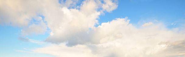Klarer Himmel, glühende Zirrus- und Kumuluswolken nach dem Sturm, weiches Sonnenlicht. Dramatischer Sonnenuntergang. Meteorologie, Wetter, Klima, Himmel, Frieden. Grafische Ressourcen. Malerische Panoramalandschaft - Foto, Bild