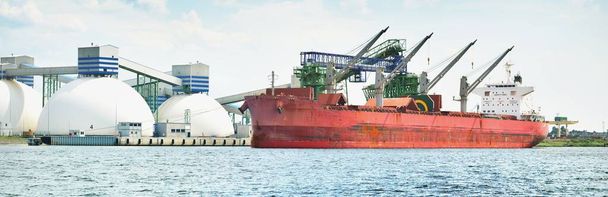 Велике вантажне судно стояло на якорі в порту Риги, Латвія. Вантаж вантажів, глобальний зв'язок, логістика, тема екологічних збитків - Фото, зображення