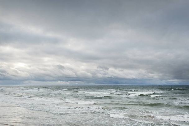 Fırtına sırasında Baltık Denizi. Dramatik gökyüzü, karanlık, parlak bulutlar. Dalgalar, su sıçramaları. Idyllic deniz manzarası. İklim değişikliği, doğa, kararsız hava, ekoloji - Fotoğraf, Görsel