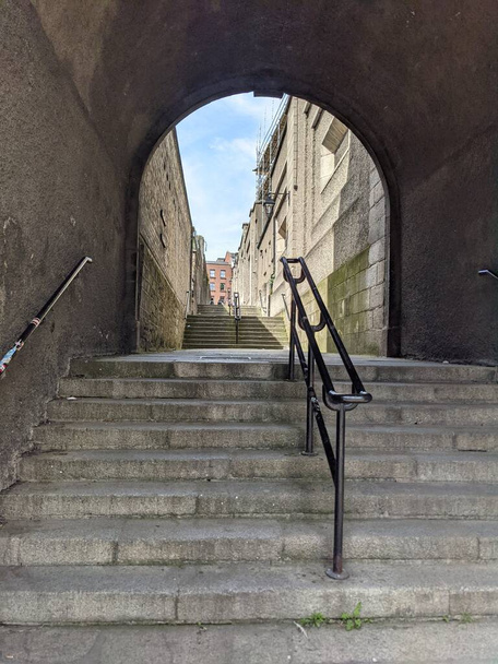 Прохід між будинками у вигляді арки зі сходами в Дубліні.  - Фото, зображення