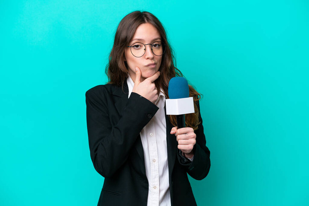 Young TV presenter woman isolated on blue background thinking - Photo, Image