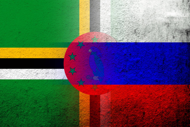 Nationale vlag van de Russische Federatie met Gemenebest van Dominica Nationale vlag. Grunge achtergrond - Foto, afbeelding