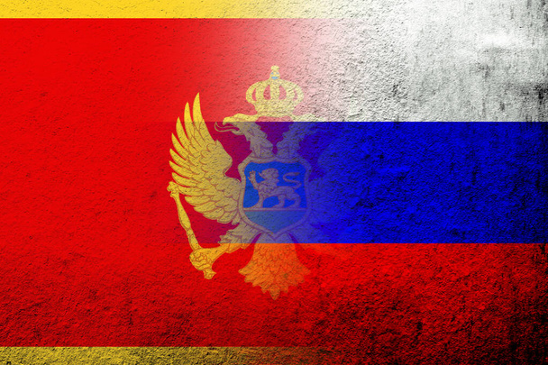 Nationale vlag van de Russische Federatie met nationale vlag van Montenegro. Grunge achtergrond - Foto, afbeelding