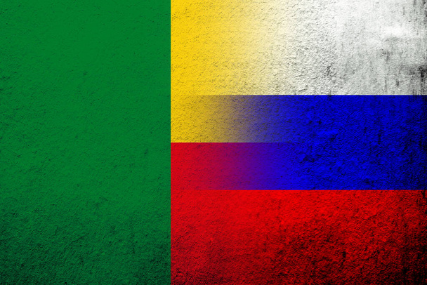 Bandera nacional de la Federación Rusa con bandera nacional de la República de Benín. Fondo grunge - Foto, Imagen