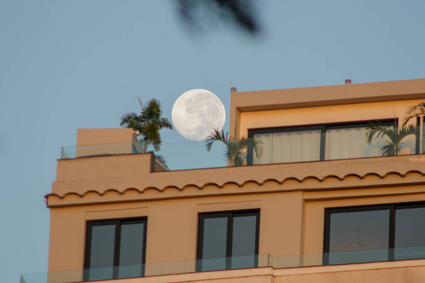 Zachód pełni księżyca Rio de Janeiro. - Zdjęcie, obraz