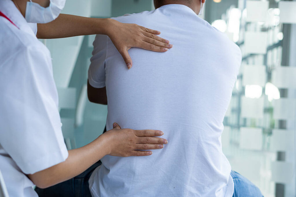 Chiropractic  Osteopathy treatment, Back pain relief. Physiotherapy for senior male patient Doctor consulting with patient Back problems Physical therapy concept - Foto, Imagem