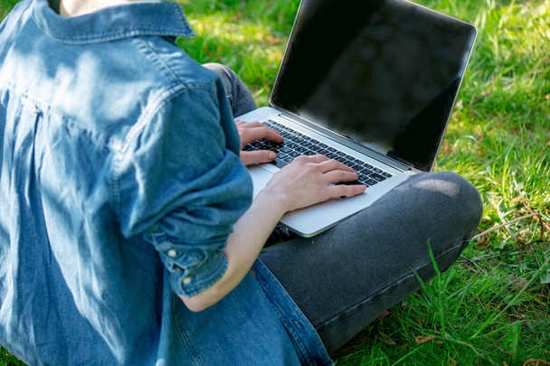 Woman developer working with computer in outdoor in garden - Foto, afbeelding