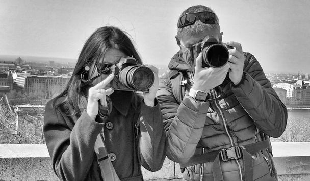 Кавказька пара використовує фотоапарати Dslr, щоб сфотографувати місто Небесний Лінія - Фото, зображення