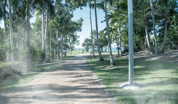 Airlie Beach Stadtpark an einem schönen sonnigen Tag, Queensland - Australien - Foto, Bild