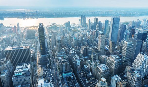 Εντυπωσιακή Αεροφωτογραφία του Μανχάταν. Ουρανοξύστες στο σούρουπο. - Φωτογραφία, εικόνα