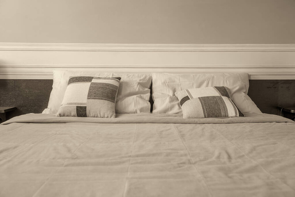 Pokój z podwójnym łóżkiem nowoczesny, jasny i przestronny apartament. - Zdjęcie, obraz