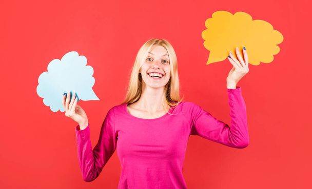 Happy girl with empty speech bubble banner. Woman with two dialog sign. Advertising card. Yes or No. - Foto, afbeelding