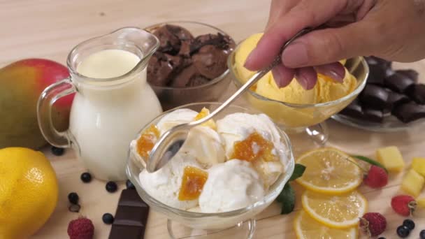 Drop your hand with a teaspoon to take the vanilla ice cream. - Filmmaterial, Video