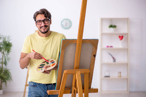 Молодий чоловік насолоджується живописом вдома
 - Фото, зображення