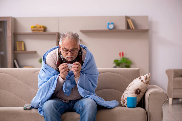 Old man suffering at home - 写真・画像