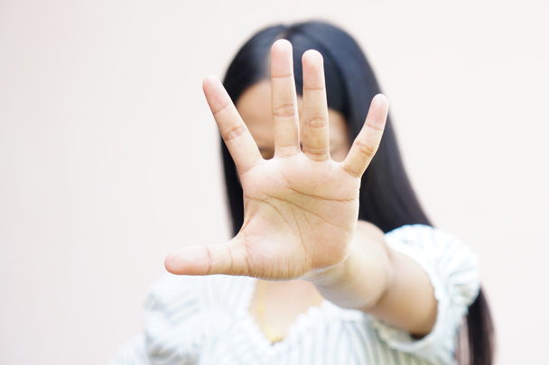 mujer levantó la mano para disuadir, campaña detener la violencia contra las mujeres
 - Foto, imagen