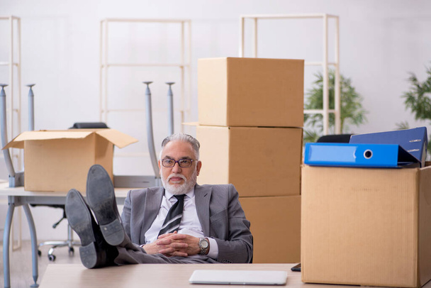 Old male employee in relocation concept - Photo, Image
