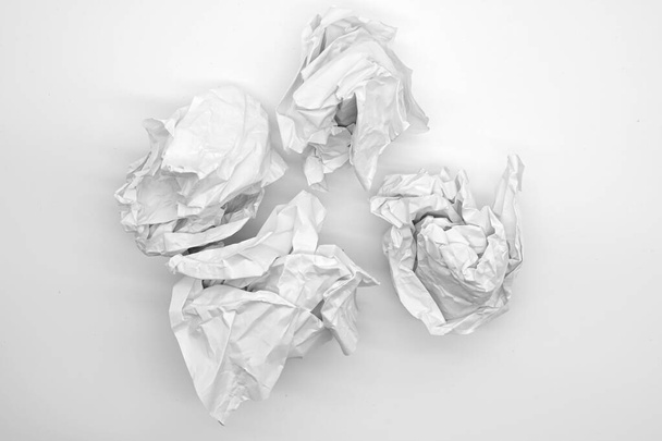 papel arrugado en mesa blanca lluvia de ideas en el concepto de oficina - Foto, imagen