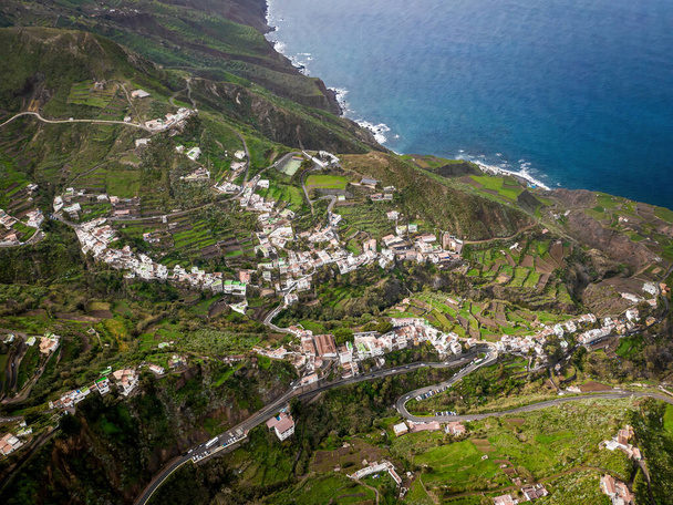 Villaggio vicino all'oceano. Piccola città nel parco Anaga sull'isola di Tenerife, vista aerea - Foto, immagini