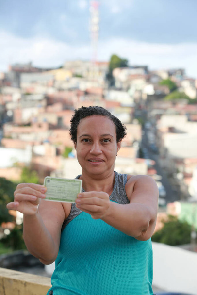 salvador, bahia, brasilien - 8. Mai 2022: Frau mit Wählerregistrierung während der Wahlperiode in Salvador-Stadt. - Foto, Bild