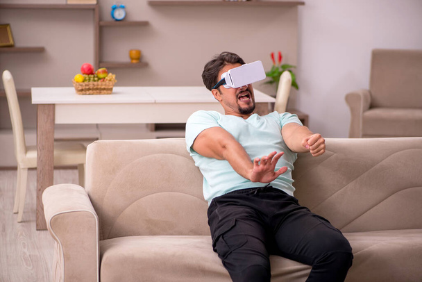 Mladý muž student nosí virtuální brýle doma - Fotografie, Obrázek