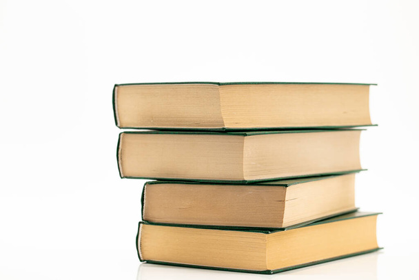 Kirjat pino kannet valkoisella pohjalla. Lukeminen kirjoja. Tietämyksen käsite. Lukeminen ja koulutus. Kirjallisuus ja lukeminen  - Valokuva, kuva