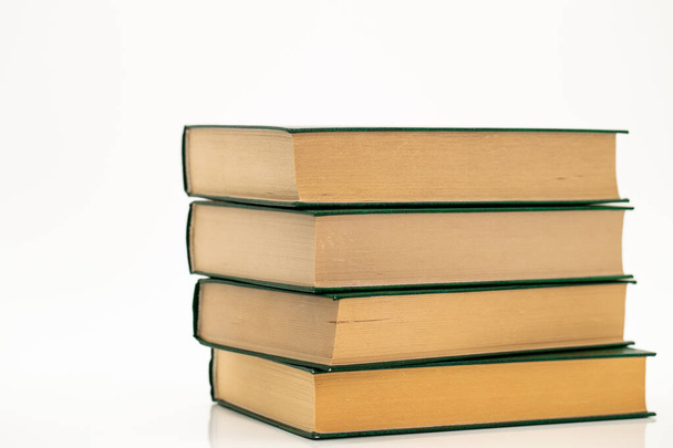 Kirjat, joissa on vihreät kannet valkoisella pohjalla. Kirjojen lukeminen. Tietämyksen käsite. Lukeminen ja koulutus. Kirjallisuus ja lukeminen  - Valokuva, kuva