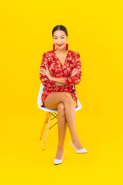 Akıllı cep telefonlu güzel Asyalı kadın portresi ve sandalyeye otur. - Fotoğraf, Görsel