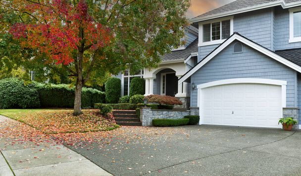 widok z przodu chodnik widok częściowego przodu domu mieszkalnego w okresie wczesnej jesieni z kolorowym niebem - Zdjęcie, obraz