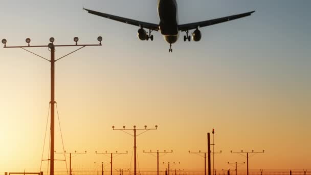 Flight Landing Cinematic View, RED kamera záběry roviny siluety při západu slunce - Záběry, video