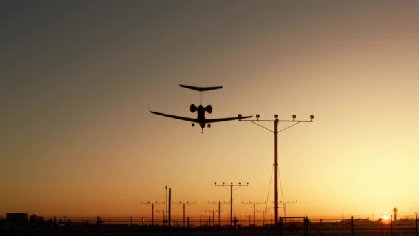 Nagy repülőgép leszállt a repülőtéren naplementekor, Repülőgép sugárhajtású repülőgép lőtt a RED - Felvétel, videó