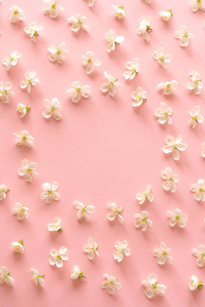 Απρόσκοπτη μοτίβο από λουλούδια που απομονώνονται σε ροζ φόντο. - Φωτογραφία, εικόνα