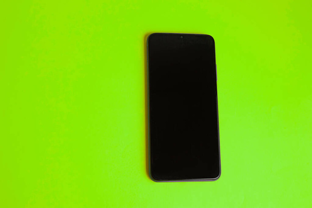 Новий мобільний телефон на барвистому фоні
 - Фото, зображення