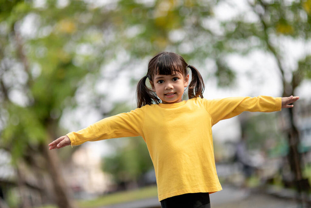 Ασιατικό κορίτσι παιδί παίζει στην παιδική χαρά στο υπαίθριο πάρκο.Ευτυχισμένη στιγμή και καλό συναίσθημα - Φωτογραφία, εικόνα