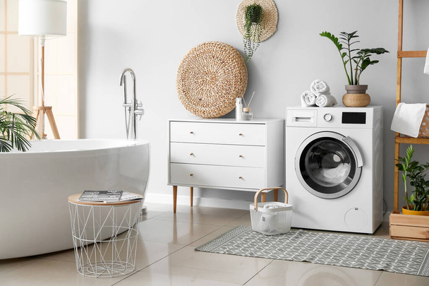 Interior de casa de banho elegante com máquina de lavar roupa moderna - Foto, Imagem