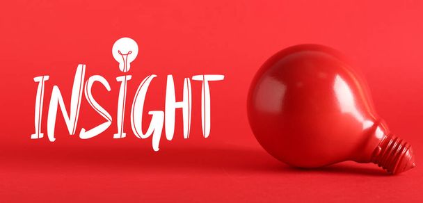 Ampoule et mot INSIGHT sur fond rouge - Photo, image
