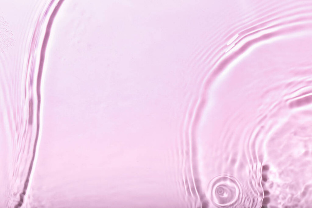 Acqua pulita con spruzzi su sfondo di colore - Foto, immagini