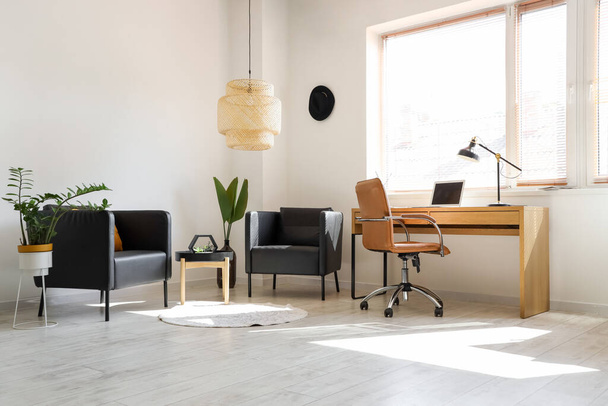 Belső tér modern irodai munkahely és fekete fotelek - Fotó, kép