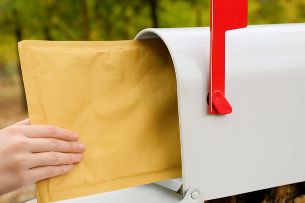 Nő kap levelet postaláda a parkban, közelkép - Fotó, kép
