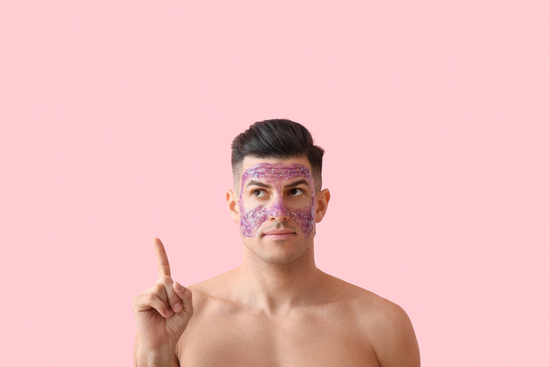 Handsome man with glitter mask on pink background - Foto, Imagem