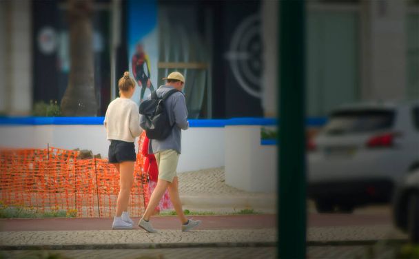 A couple of tourists walking through the city - Foto, afbeelding