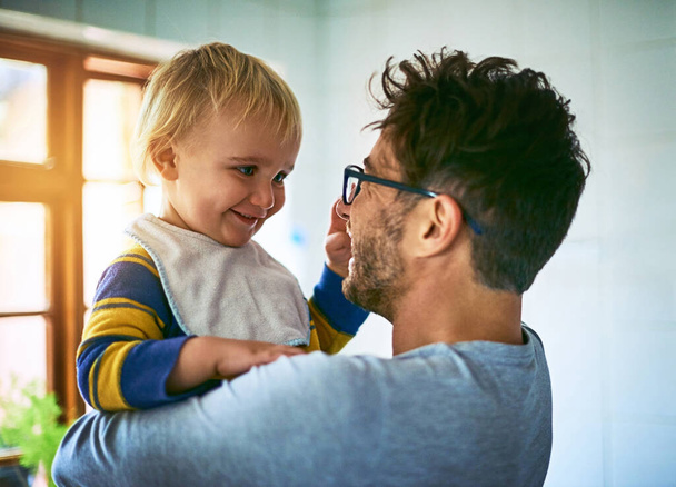 Le mieux, c'est d'être ton père. Plan d'un père célibataire tenant son fils à la maison. - Photo, image