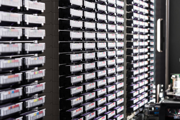 башти зберігання даних, заповнені жорсткими дисками
 - Фото, зображення
